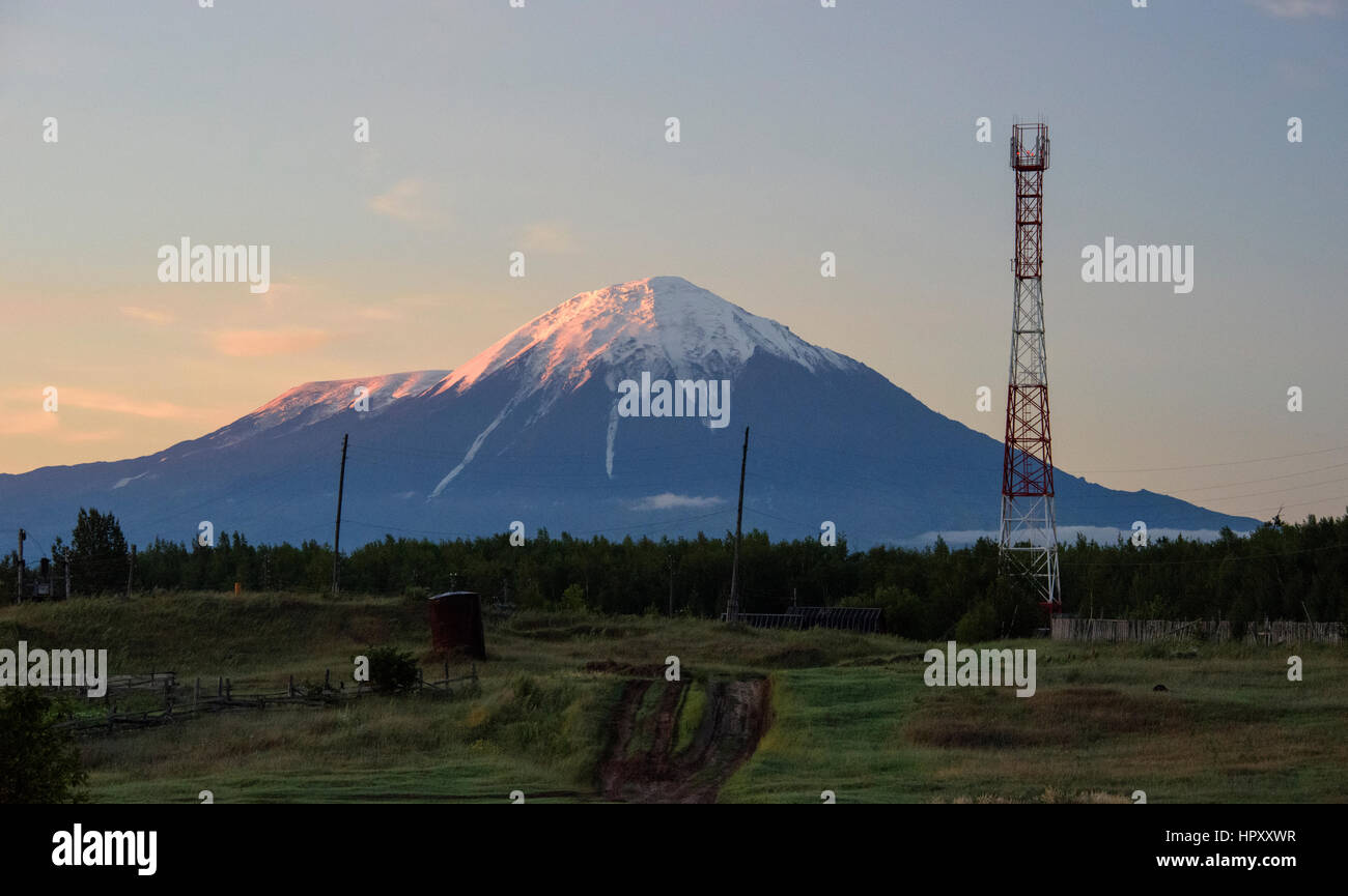 Funkturm vor Vulkan Stockfoto