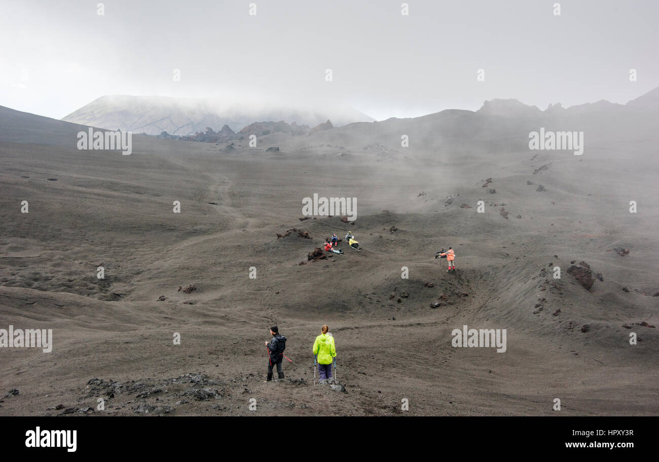 Touristen zu Fuß durch vulkanische Wüste in Kamtschatka Stockfoto