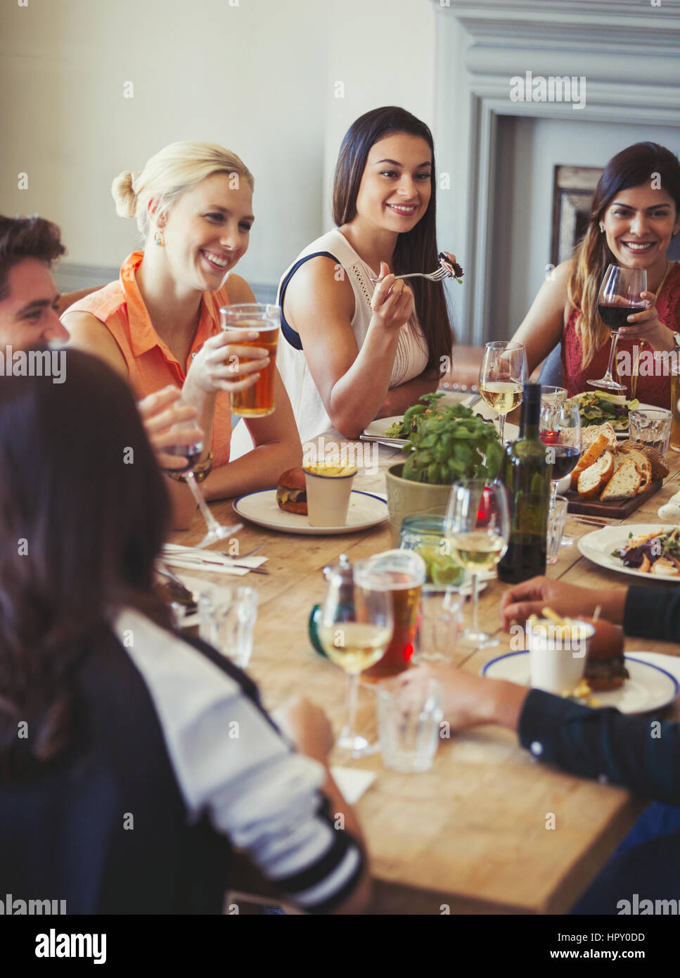 Freunde sprechen und Essen am Tisch im restaurant Stockfoto