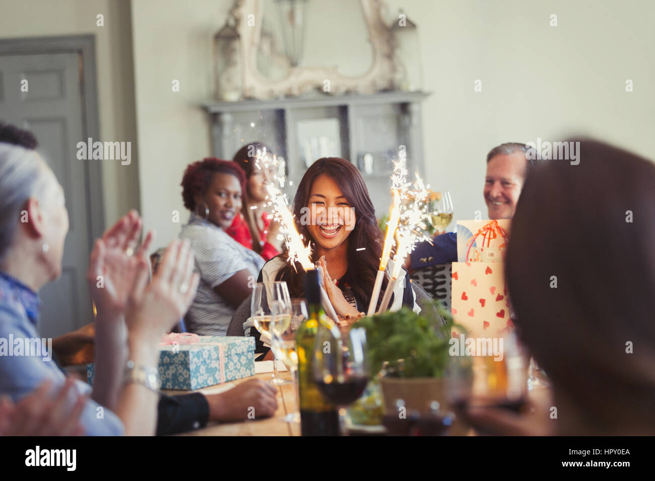 Freunde gerade glücklich Frau mit Feuerwerk Geburtstagskuchen am Tisch im restaurant Stockfoto