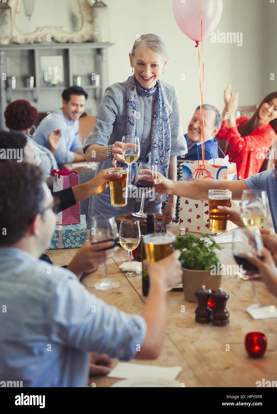 Freunde, toasten, Wein und Bier Gläser im Restaurant-Geburtstags-party Stockfoto