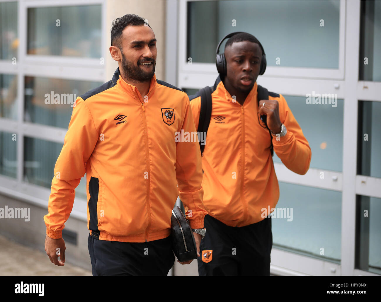 Hull City Ahmed Elmohamady (links) und Adama Diomande vor der Premier League match bei KCOM Stadion, Rumpf. Stockfoto