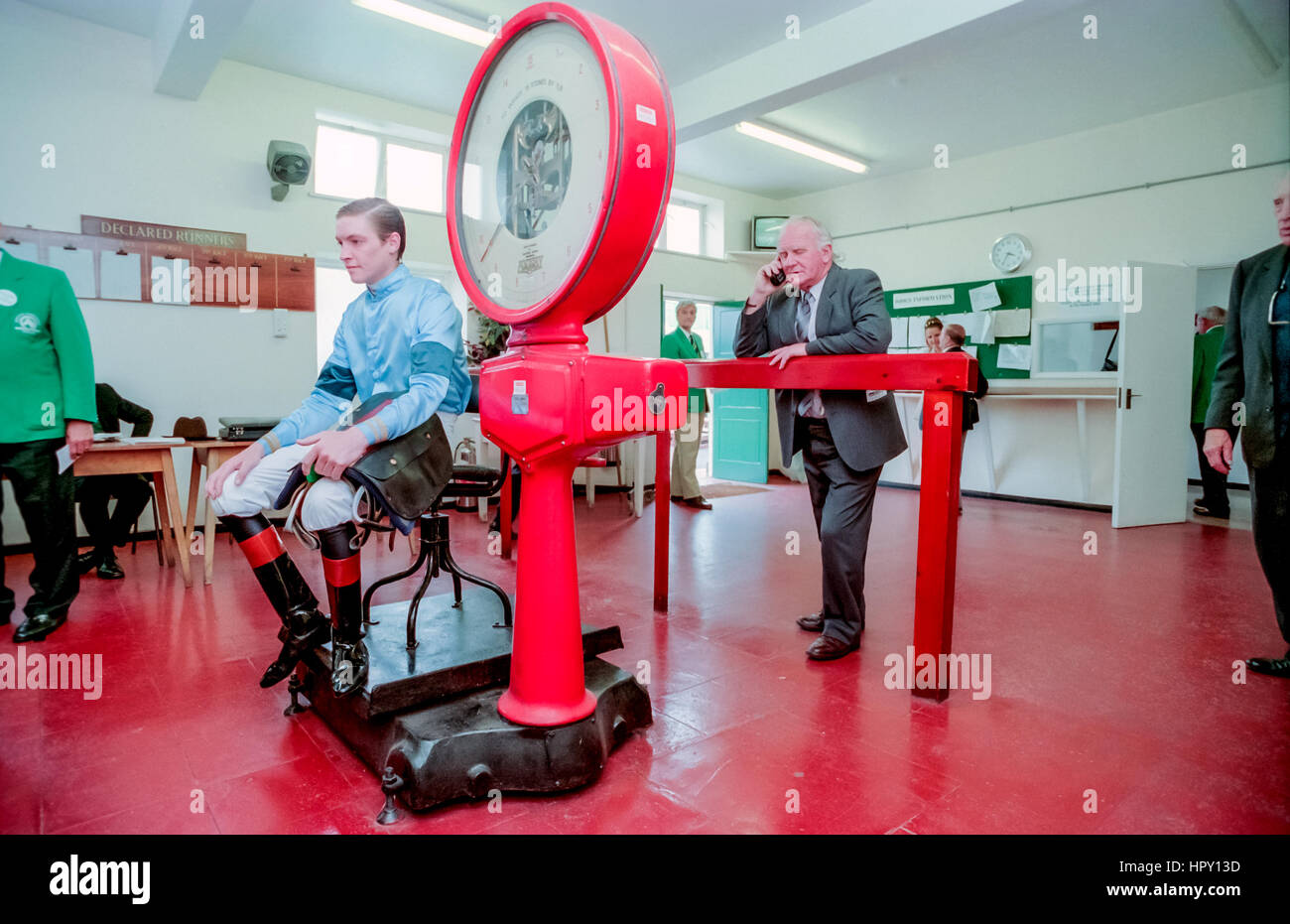 Jockey Richard Hughes in der Waage Room at Brighton Rennen. Stockfoto