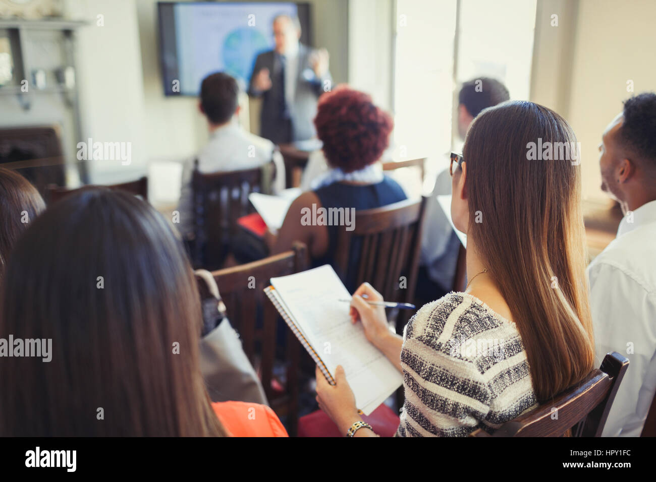 Geschäftsfrau im Publikum, die Notizen auf Business-Konferenz Stockfoto