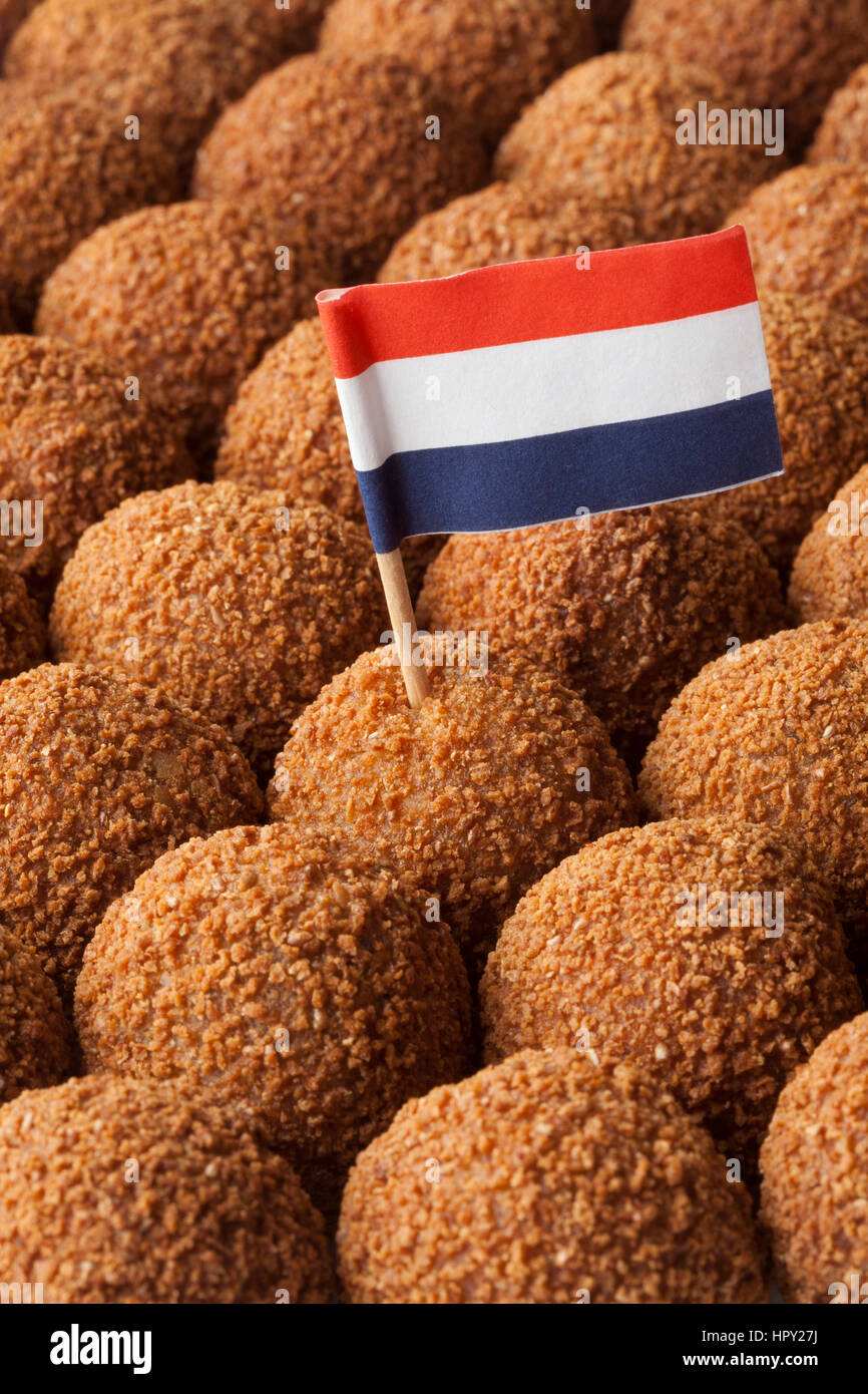 Niederländische traditionelle Snack Bitterballen full-Frame mit einem Cocktailspieß niederländische Flagge Stockfoto