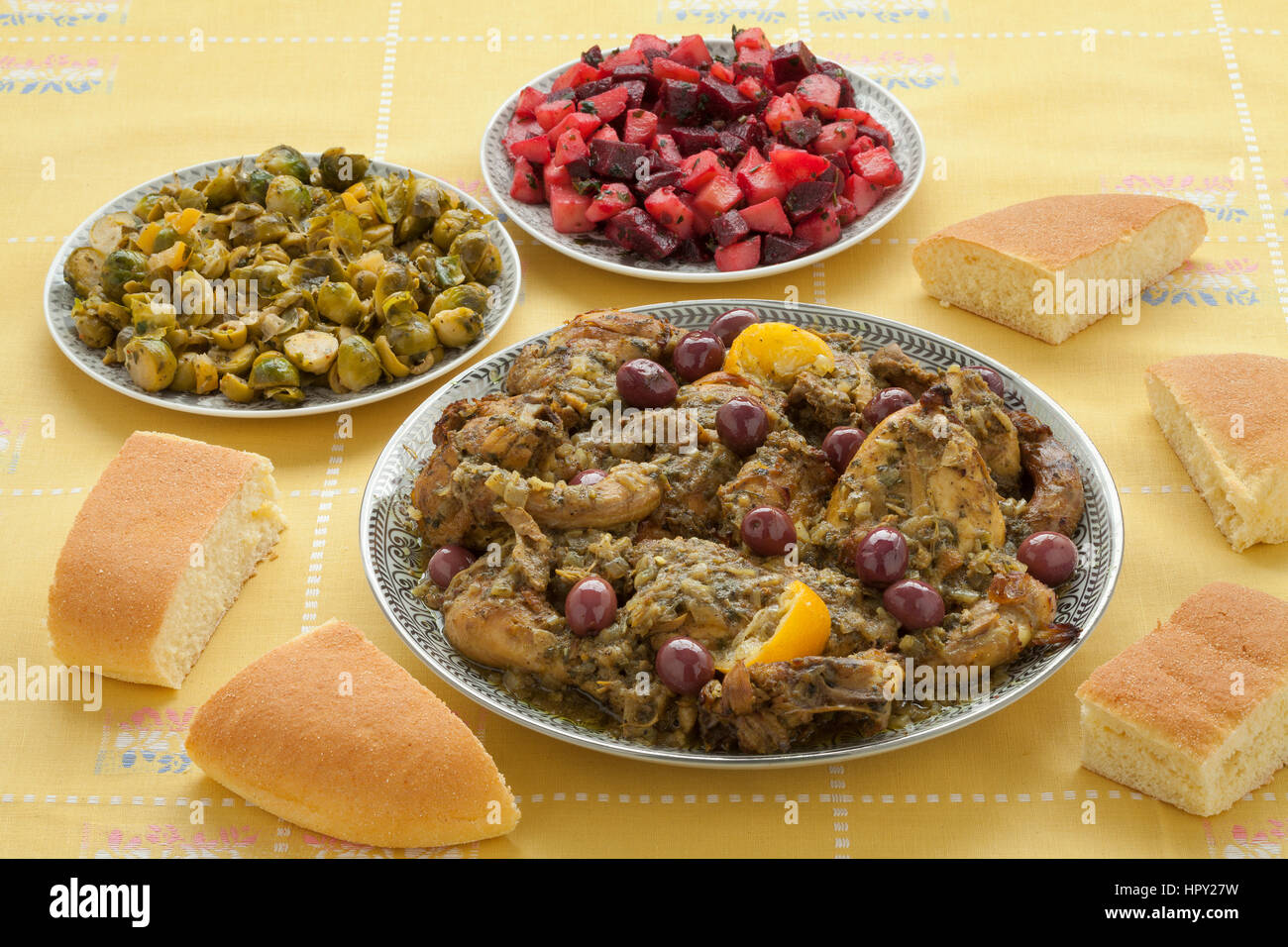 Marokkanischen Mahlzeit mit Huhn, Rosenkohl, rote Beete Salat und Brot Stockfoto