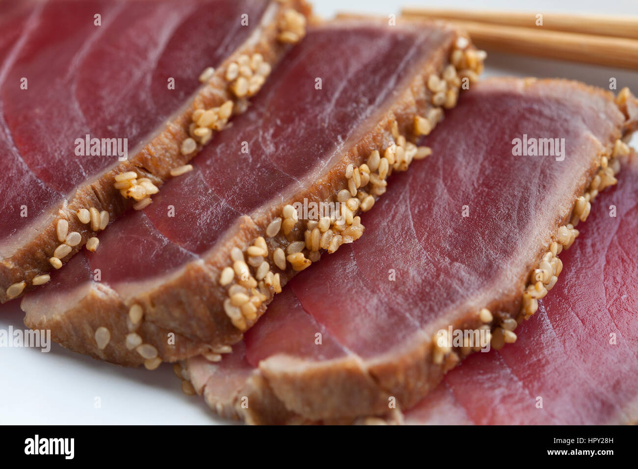 Thunfisch Tataki-Sashimi mit Sesam hautnah Stockfoto