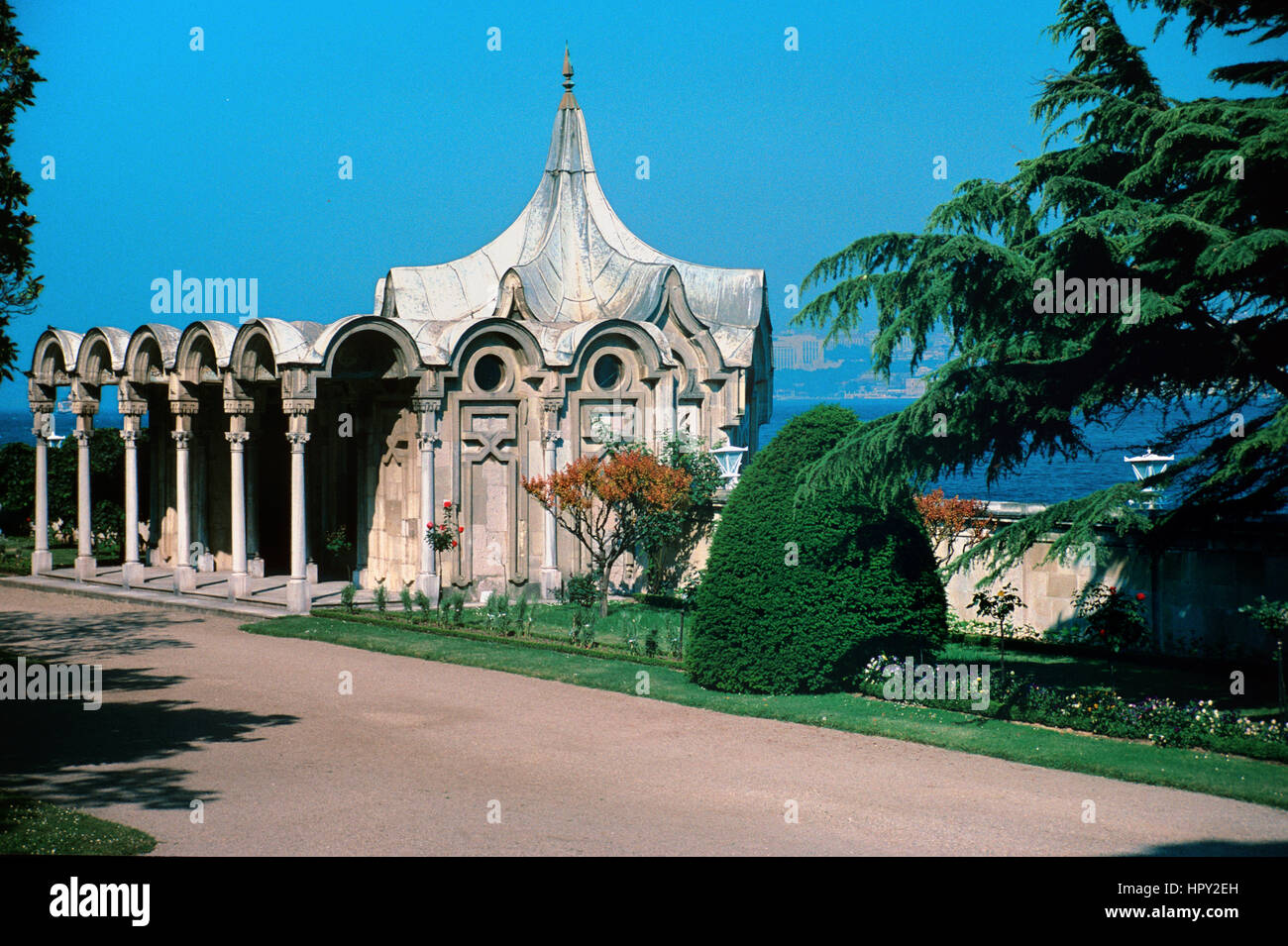 Barock-Garten-Pavillon oder Kiosk auf dem Gelände des Beylerbey oder Beylerbeyi-Palast am asiatischen Ufer des Bosporus oder Bosporus Istanbul Türkei Stockfoto
