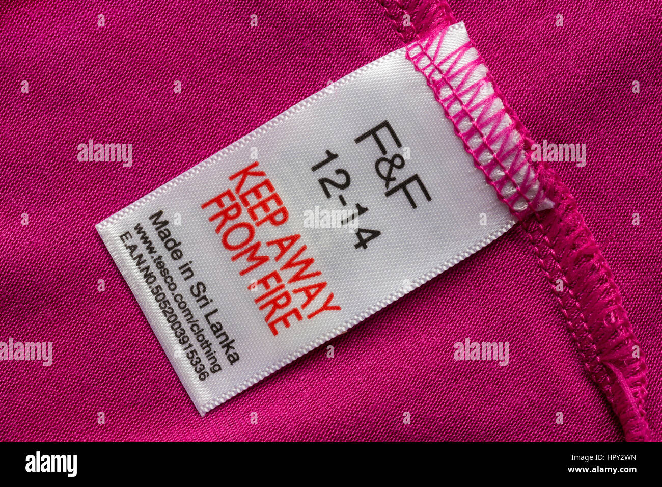 In der Nähe von Brand Label in F&F Kleid Größe 12-14 für Tesco in Sri Lanka gemacht - im UK Vereinigtes Königreich, Großbritannien verkauft. Stockfoto