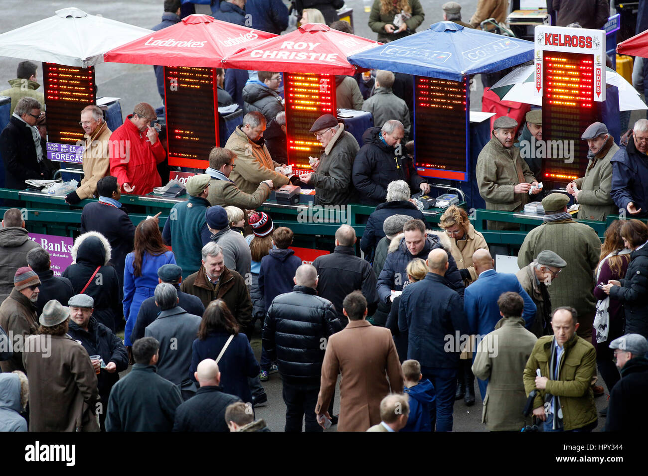 Buchmacher in Aktion vor The Watch Live Racing auf BetBright.com Handicap Steeple Chase Rennen laufen tagsüber BetBright Chase in Kempton Racecourse. Stockfoto