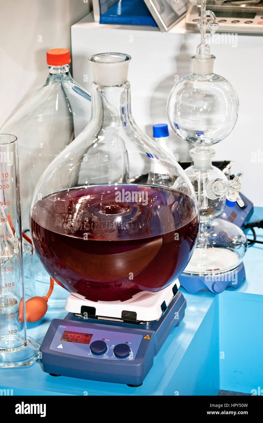 Digitalen magnetischen Kochplatte Rührer. Mischen und Destillation Ausrüstung im chemischen Labor Stockfoto