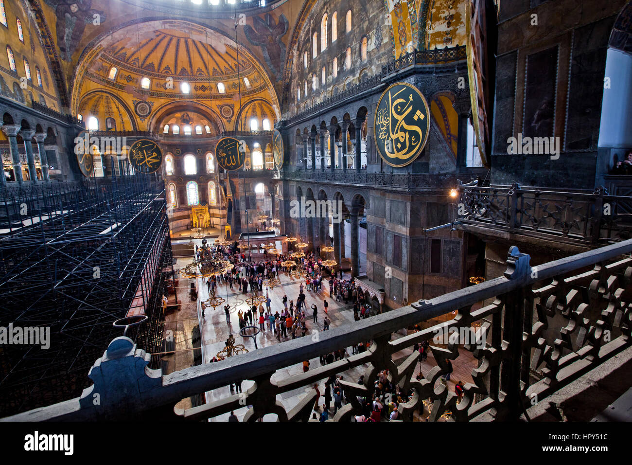 Istanbul, Türkei - April 2013: Innenraum der Hagia Sofia Moschee in Istanbul, Türkei. Stockfoto