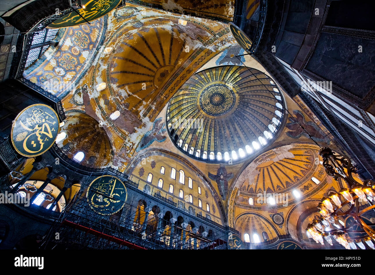 Istanbul, Türkei - April 2013: Innenraum der Hagia Sofia Moschee in Istanbul, Türkei. Stockfoto