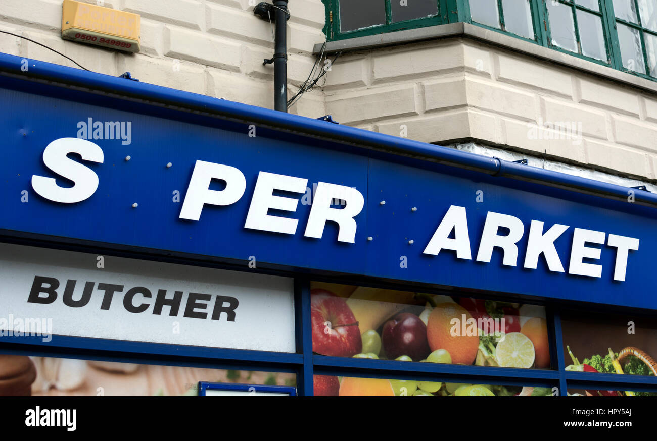 Supermarkt-Schild mit fehlenden Buchstaben, Rugby, Warwickshire, England, UK Stockfoto