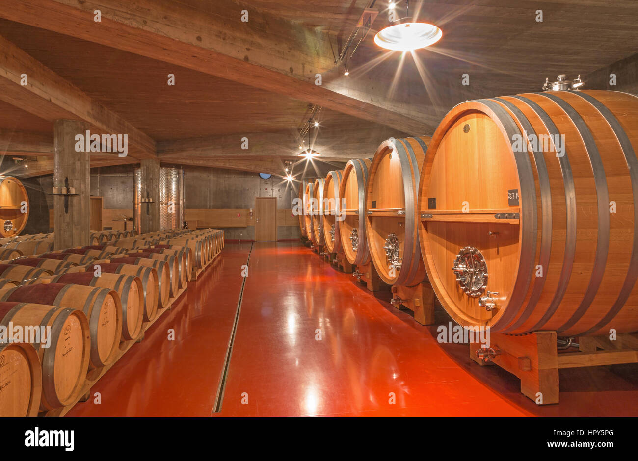 TRNAVA, Slowakei - 3. März 2014: Fässer aus der modernen Weinkeller des großen slowakischen Hersteller "Mrva und Stanko" indoor. Stockfoto