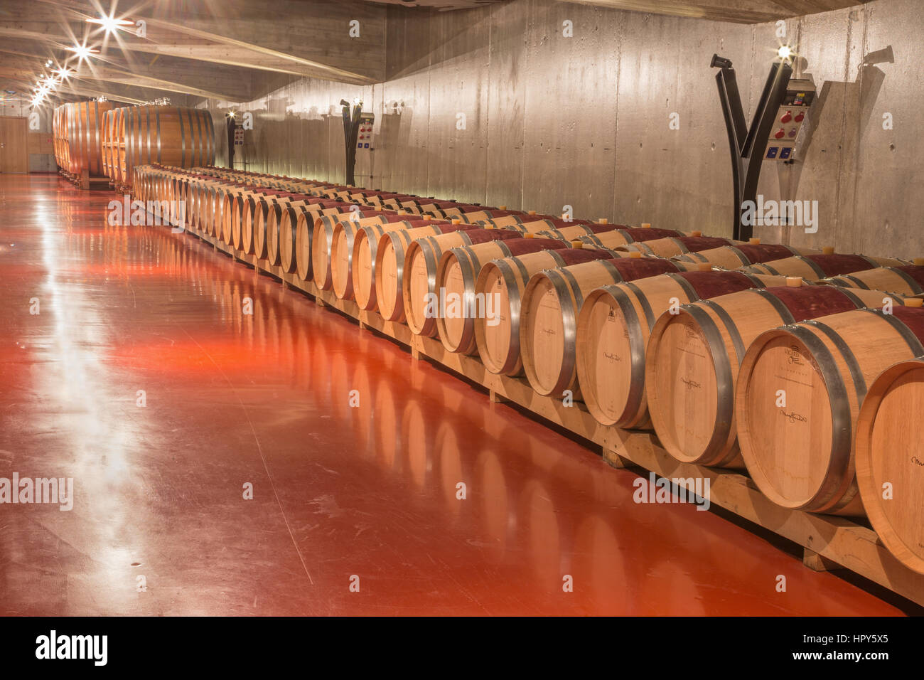 TRNAVA, Slowakei - 3. März 2014: Fässer aus der modernen Weinkeller des großen slowakischen Hersteller "Mrva und Stanko" indoor. Stockfoto