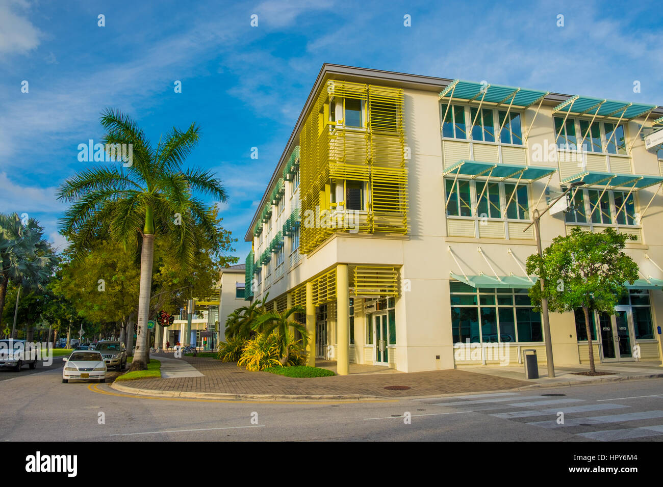 Grand Cayman, Cayman Islands, Nov 2016, Straße von Camana Bay eine moderne Stadt am Wasser Stockfoto