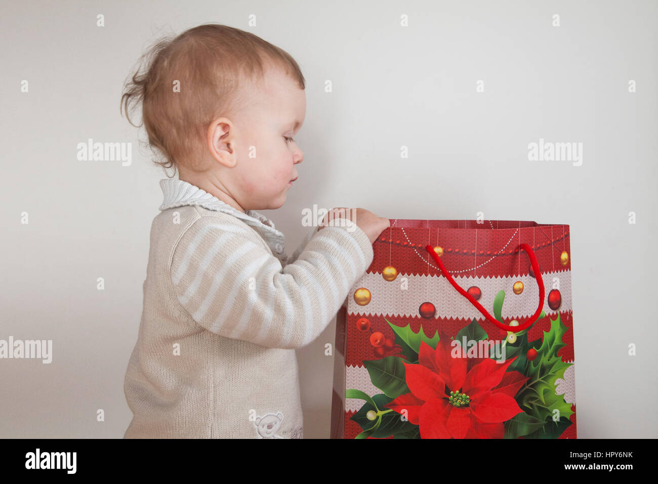 Kleines Mädchen Blick auf die gegenwärtige Tasche. Stockfoto