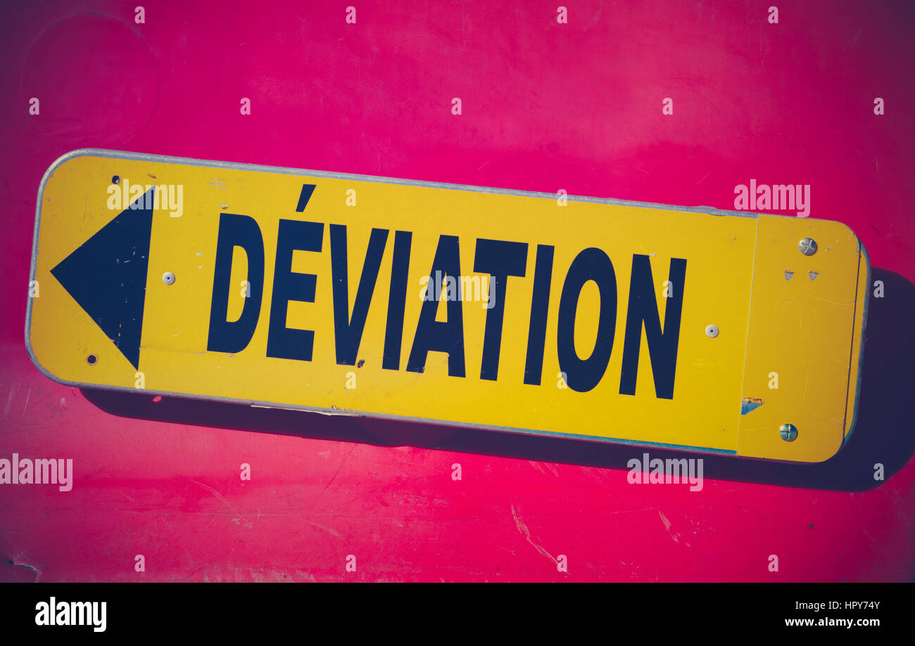 Retro Style kräftiges Rot und gelb Französisch Umweg Schild mit der Aufschrift Déviation Stockfoto
