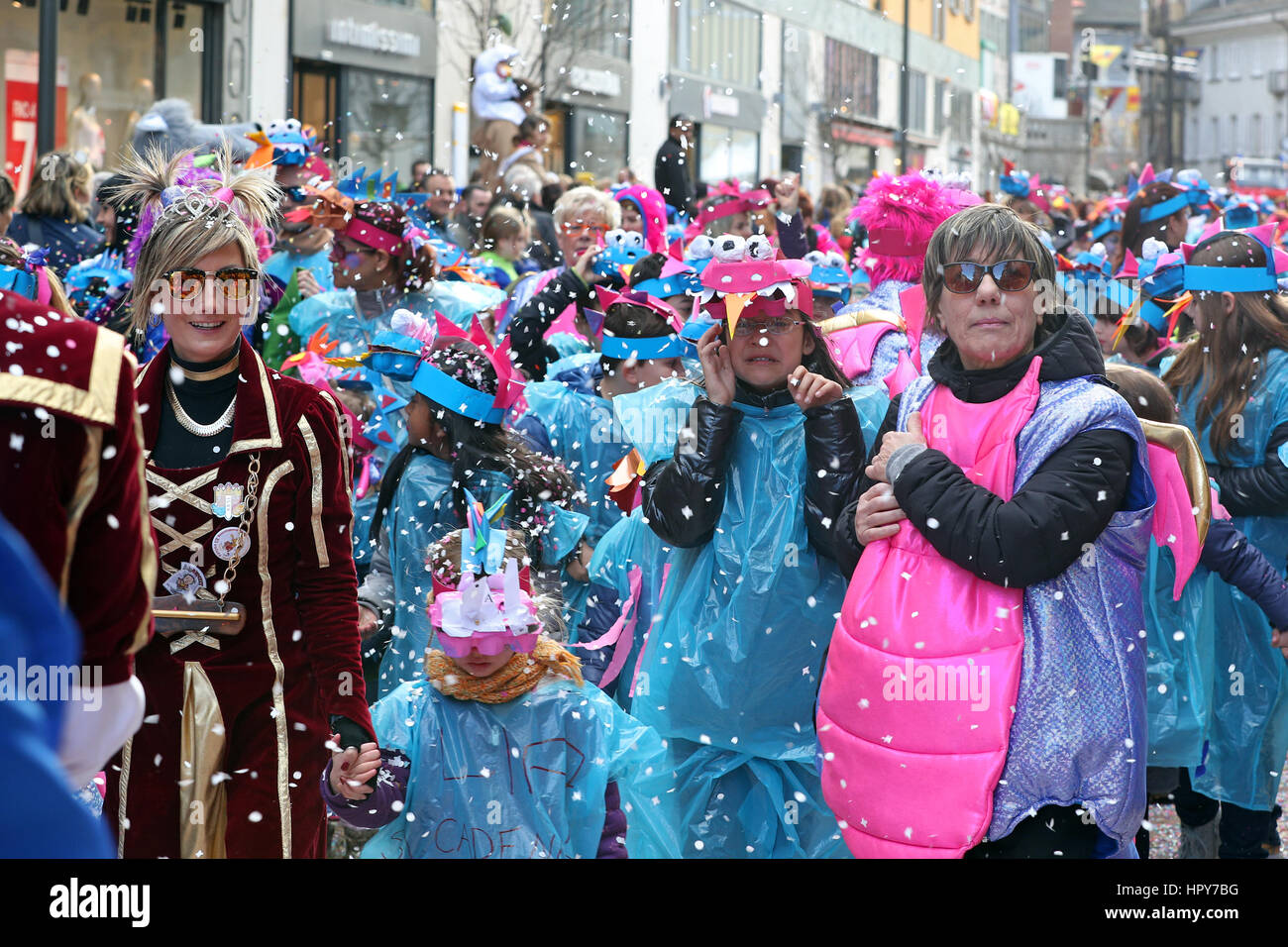 Bellinzona, Schweiz-Februar 24,2017: Große Menschenmenge, marching Bands,  Guggen Musik und bunten Masken auf der Rabadan Karneval 2017 Öffnung parade  Stockfotografie - Alamy