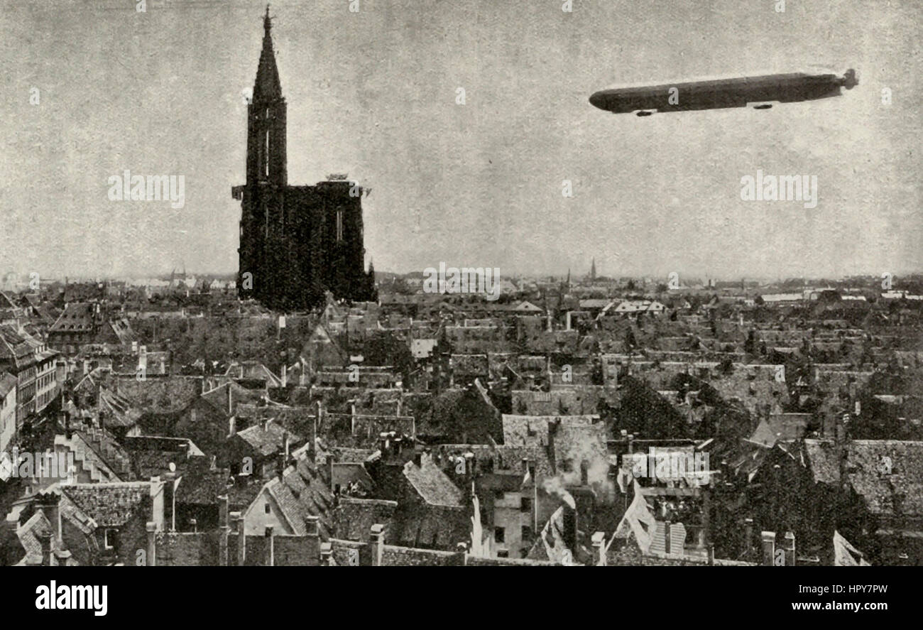 Zeppelin IV Rundung Straßburg Kathedrale Spire während der Reise endete in ihrer totalen Zerstörung in Echterdingen Stockfoto