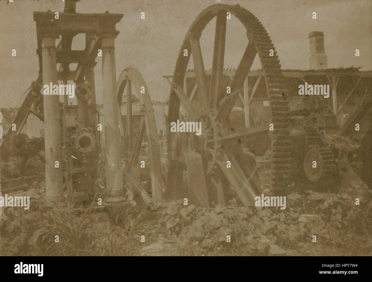 1890er Jahren antike industrielle Kabinett Foto von den Ruinen einer Zuckermühle mit einer vertikalen Dampfmaschine, Schwungrad, und riesige Eisen Gear, Zahnrad, Zahnrad, Zahnrad in der Provinz Havanna. Stockfoto