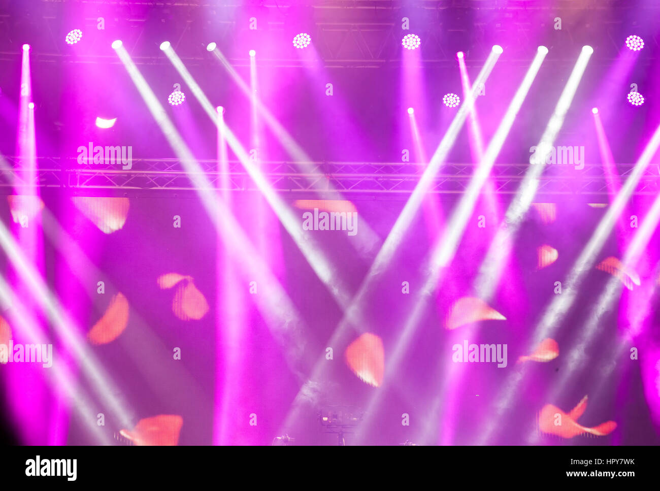 Bunte Lichter in einer Konzertbühne Stockfoto