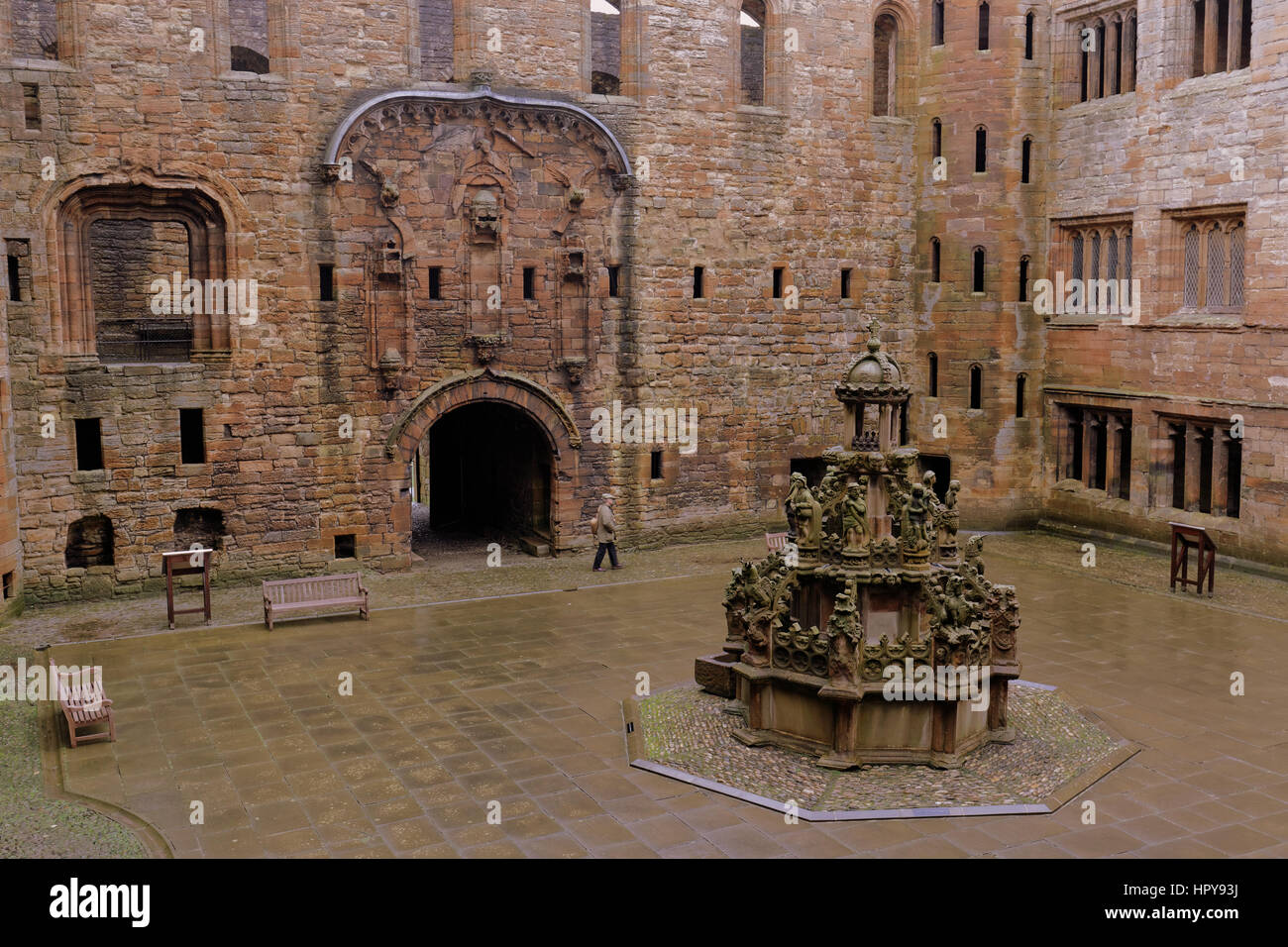 Llinlithgow Brunnen Palast Geburtsort von Mary Queen of Scots Springbrunnen Innenhof Stockfoto