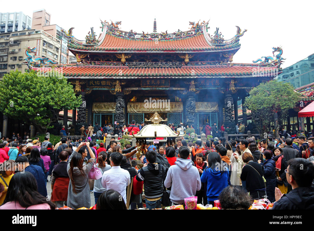 Andrang an der Longshan buddhistische Tempel am chinesischen Neujahrstag in Taipeh, Taiwan. Stockfoto