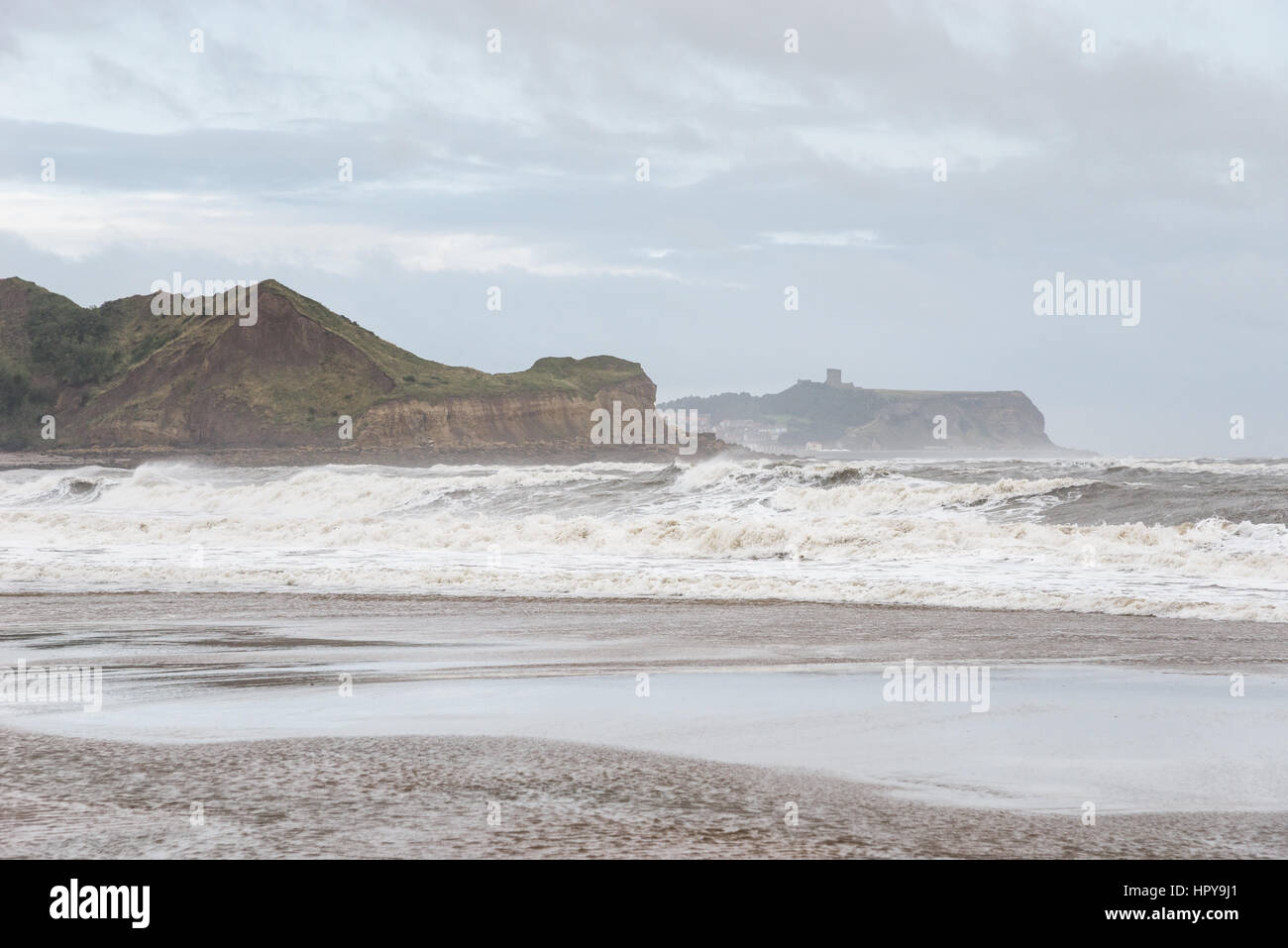 Brechenden Wellen auf den Strand von Cayton Bay, eine beliebte Surf-Strand in der Nähe von Scarborough, North Yorkshire, England. Stockfoto