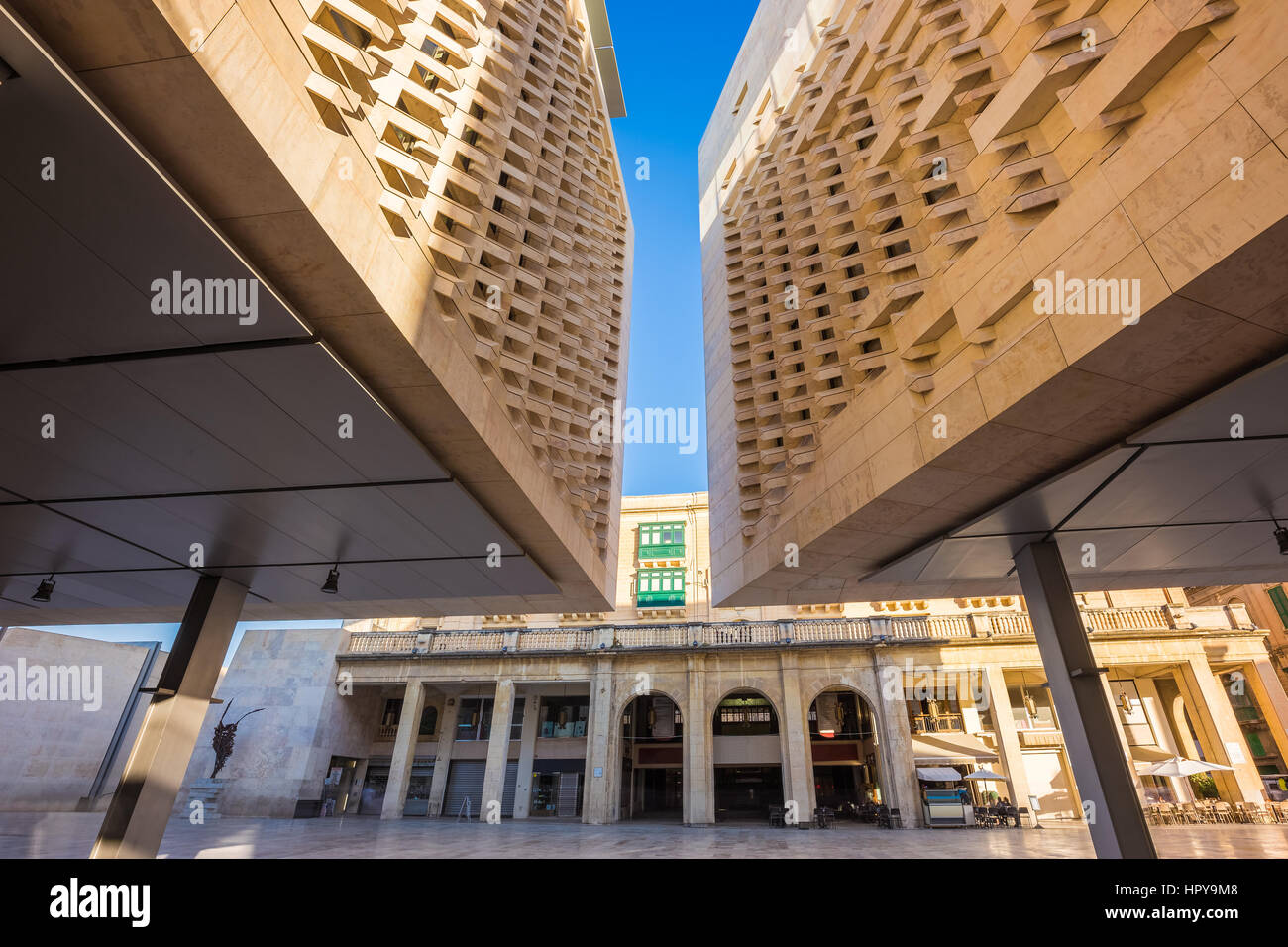 Valletta, Malta - das neue Parlament von Malta mit alten maltesischen Gebäuden und Häusern in Valletta Hauptstraße mit klarem blauen Himmel und keine Menschen Stockfoto