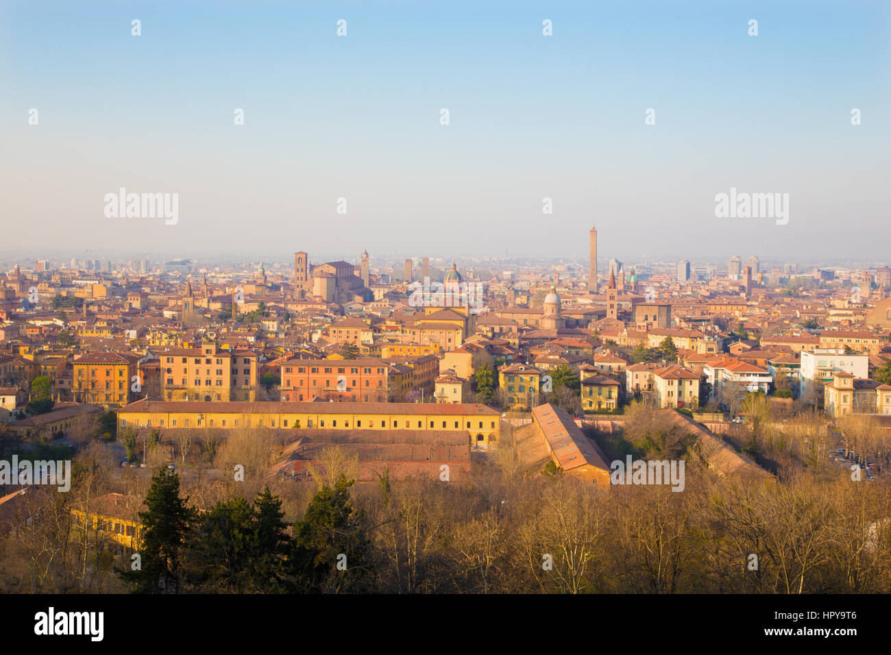 Bologna - Outlook in Bologna Altstadt von der Kirche San Michele in Bosco im Abendlicht. Stockfoto