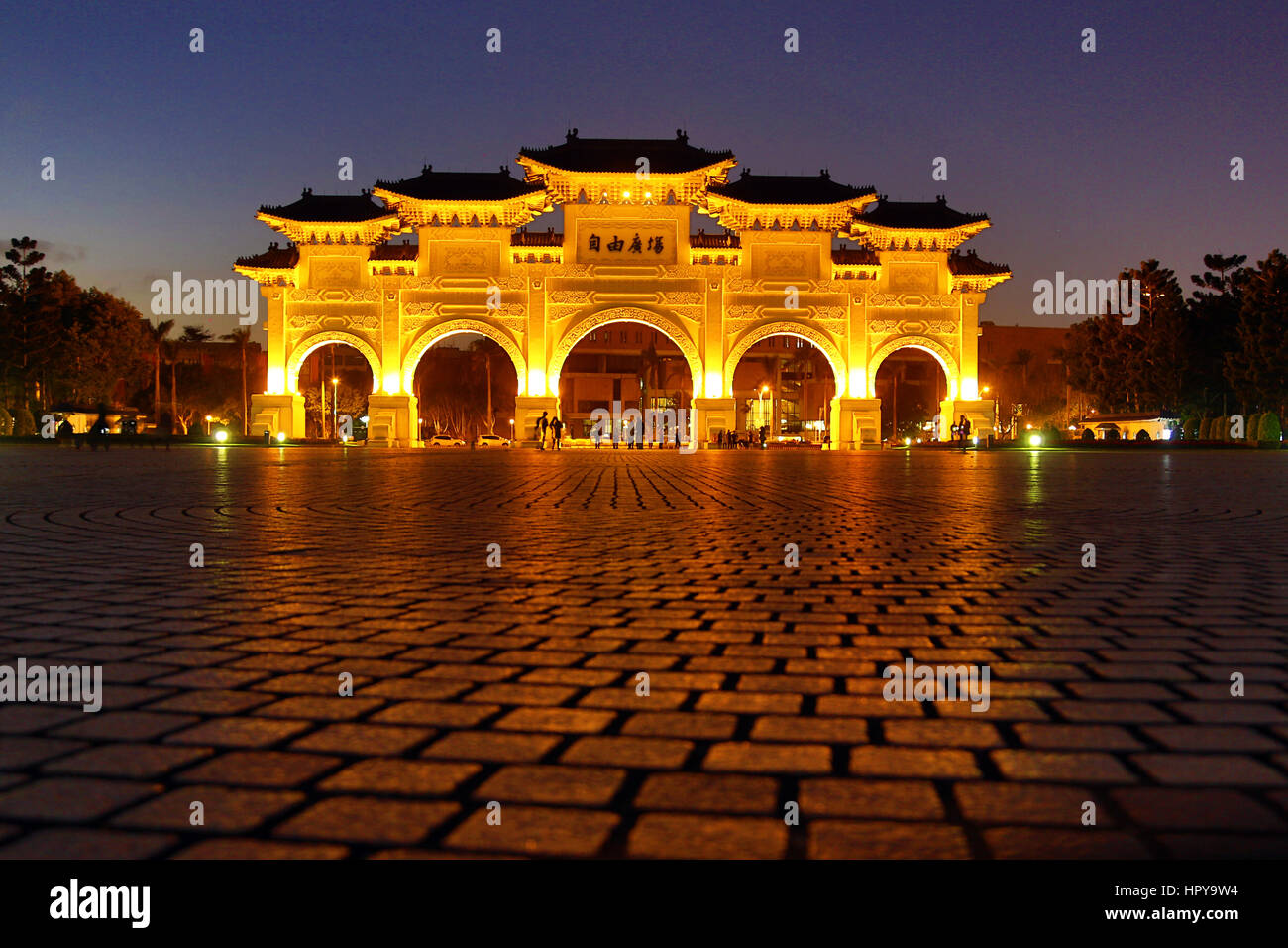 Die nationale Chiang Kai Shek Memorial Hall Main Gate beleuchtet in der Nacht in Taipeh, Taiwan. Stockfoto