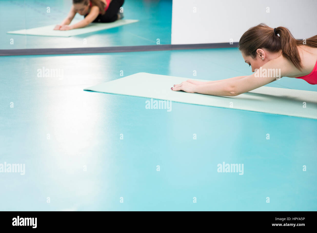 Junge Frau praktizieren Pilates in der Turnhalle Stockfoto