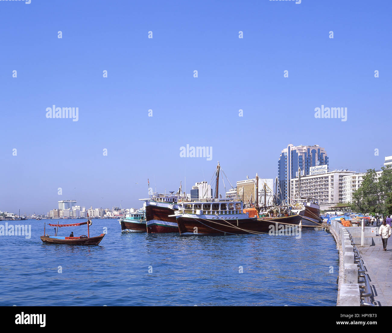 Dhow Boote vertäut am Kai, Dubai Creek, Deira, Dubai, Vereinigte Arabische Emirate Stockfoto