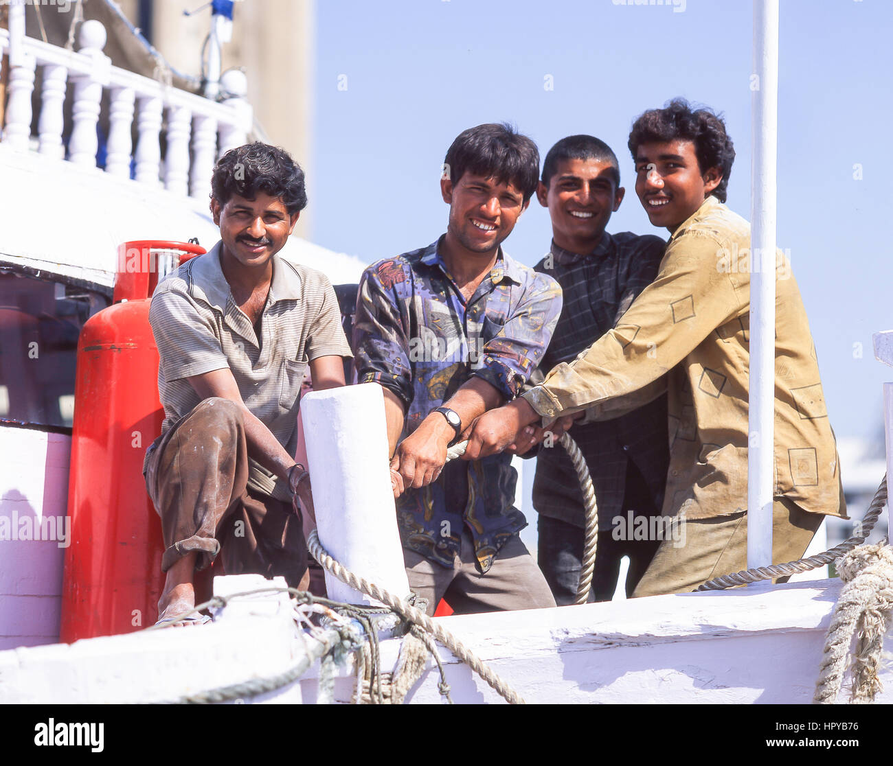 Männliche Arbeitnehmer auf Dhow Boot, Dubai Creek, Deira, Dubai, Vereinigte Arabische Emirate Stockfoto