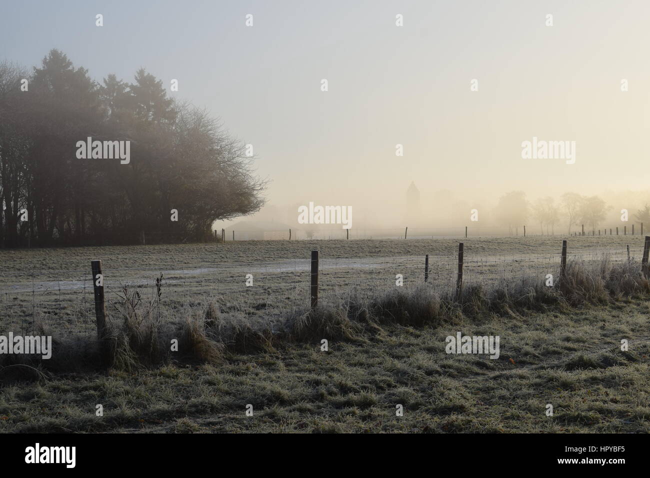 Frühe Nebel frostigen Morgen in Allerød Dänemark mit Blick auf die Kirche Stockfoto