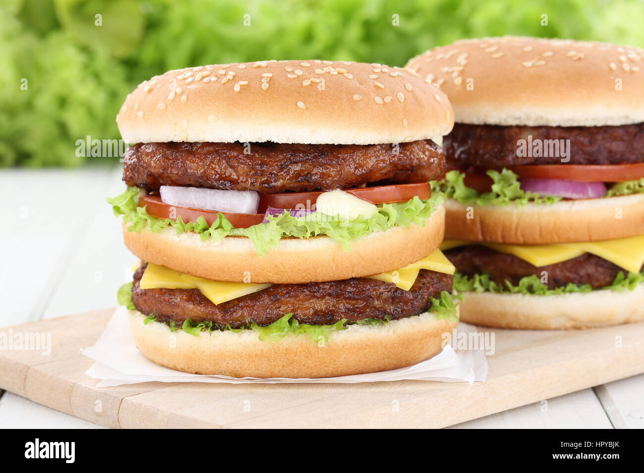 Doppel burger Hamburger Tomaten Käse das ungesunde Essen Stockfoto