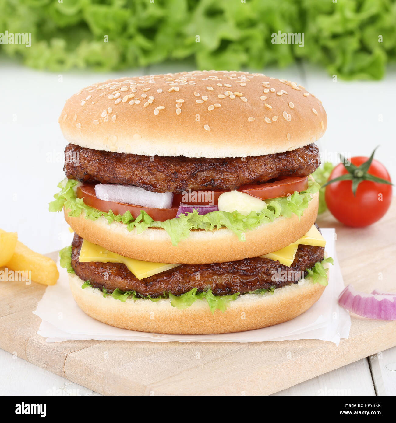 Doppel burger Hamburger frisches Rindfleisch Zwiebeln Tomaten Salat Käse ungesund Stockfoto