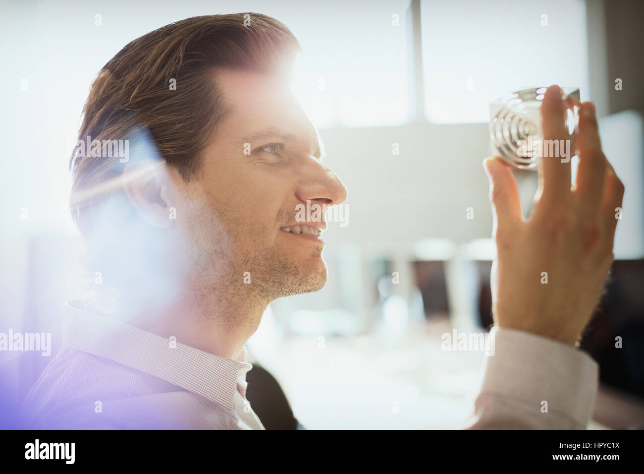 Design-Profi Prüfung Prototyp Teil im Büro Stockfoto