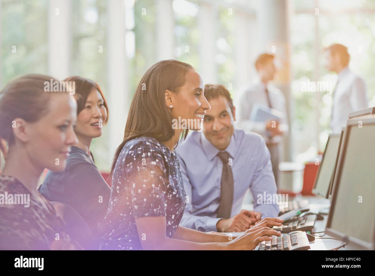 Geschäftsleute, die mit Computer im Büro Stockfoto