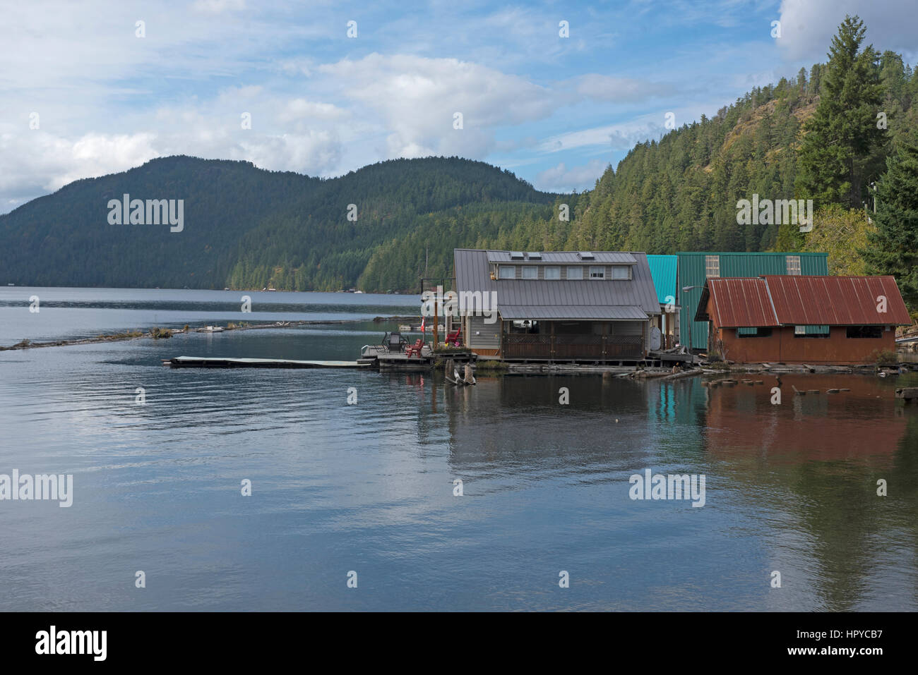 Schwimmende Häuser und Hütten an den Ufern der Great Central Lake, Vancouver Island. BC. Kanada Stockfoto