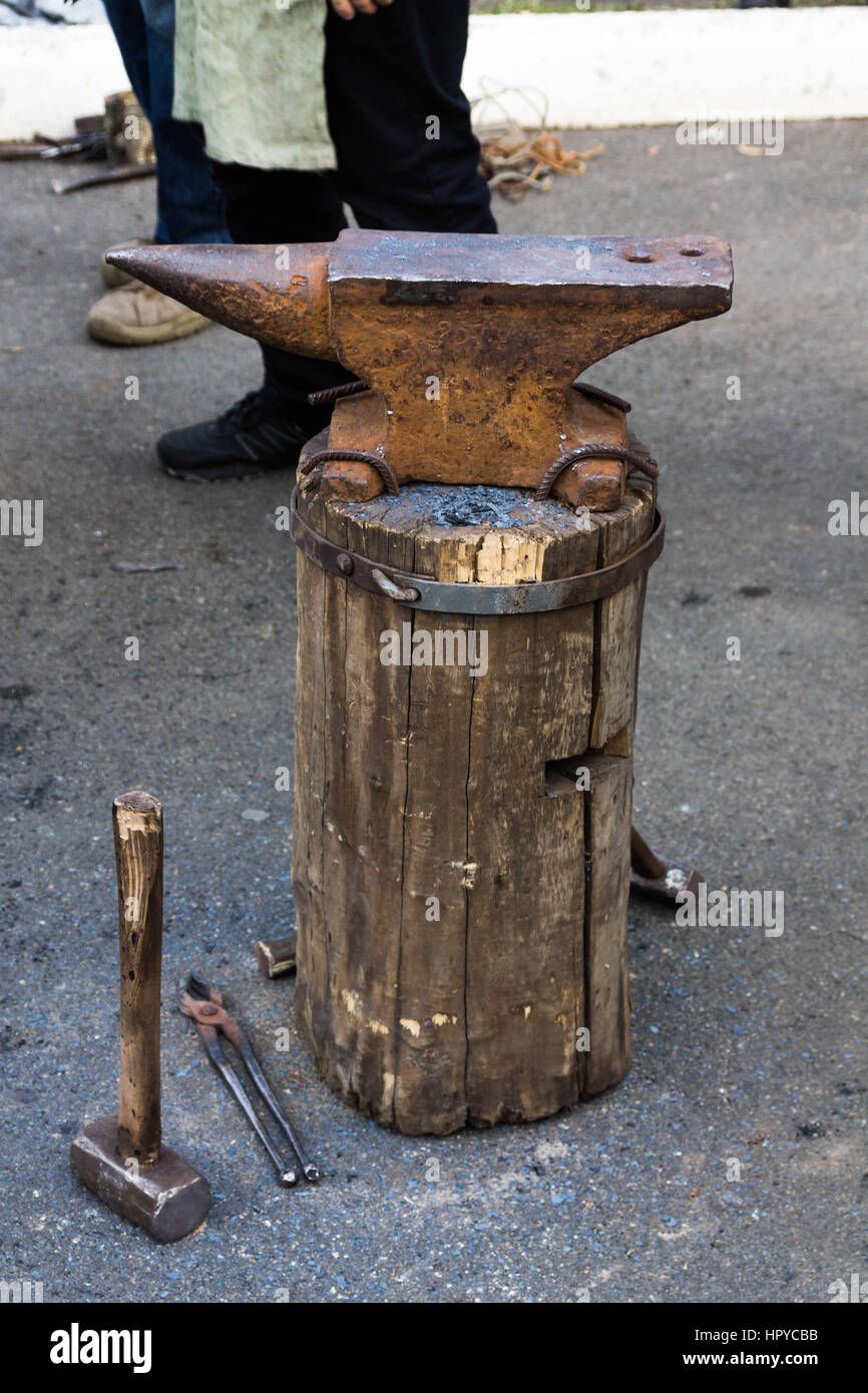 Schmiede Eisen auf der Straße. Die Herstellung des Messers. Stockfoto