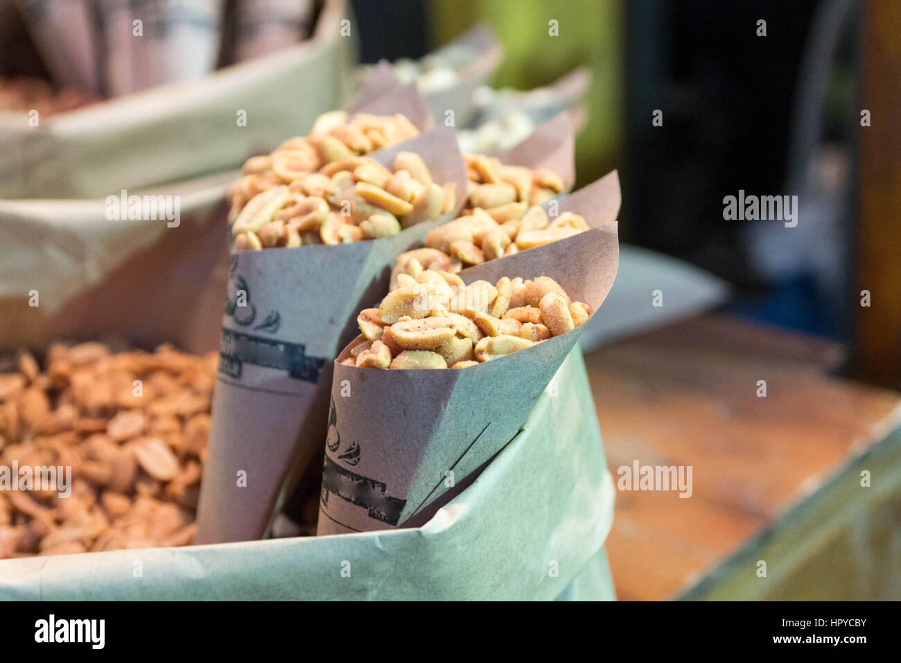 Geschälte Erdnüsse in Papiertüten. Erdnüsse in der Tasche. Stockfoto