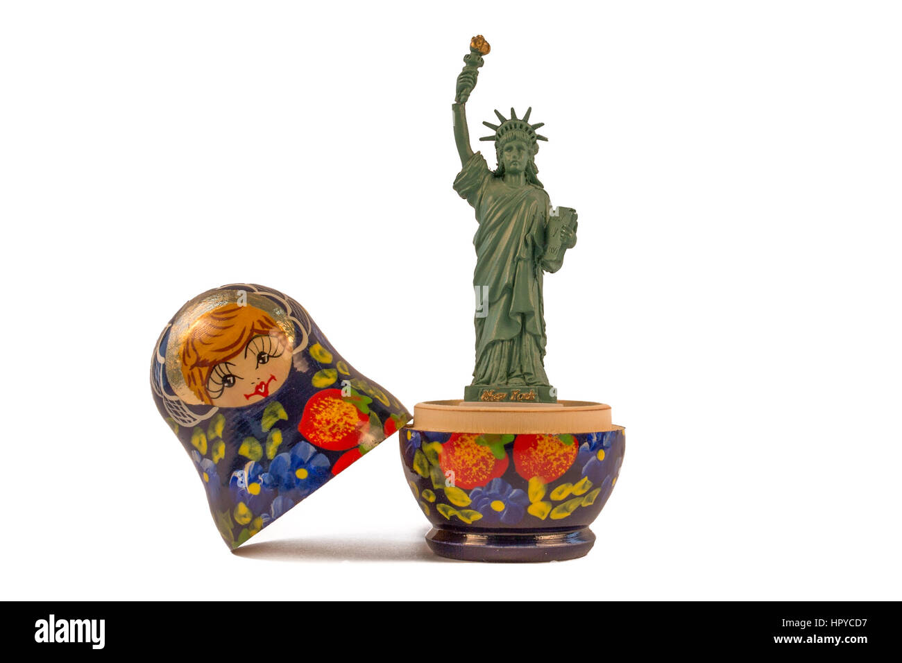 Modell der amerikanischen Freiheitsstatue innerhalb einer russischen Matrjoschka (oder babuschka Puppe) - Weißer Hintergrund Stockfoto