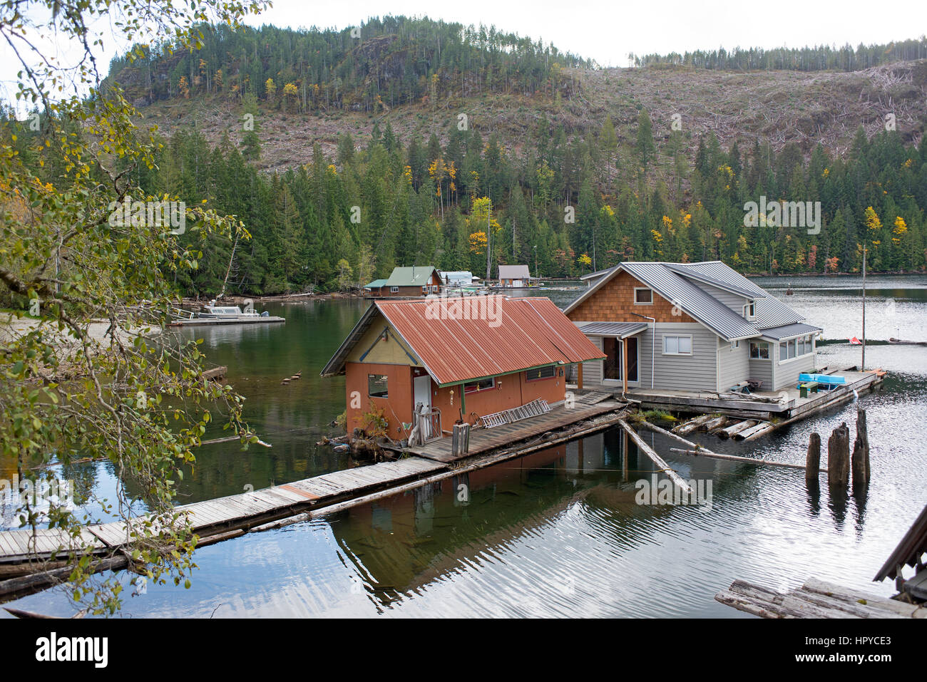 Schwimmende Häuser und Hütten an den Ufern der Great Central Lake, Vancouver Island. BC. Kanada Stockfoto
