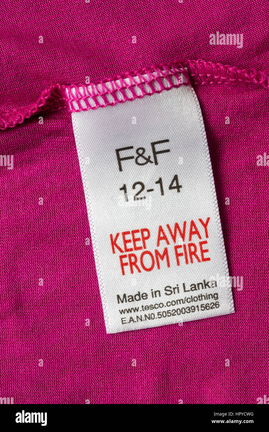 In der Nähe von Brand Label in F&F Kleid Größe 12-14 für Tesco in Sri Lanka gemacht - im UK Vereinigtes Königreich, Großbritannien verkauft. Stockfoto