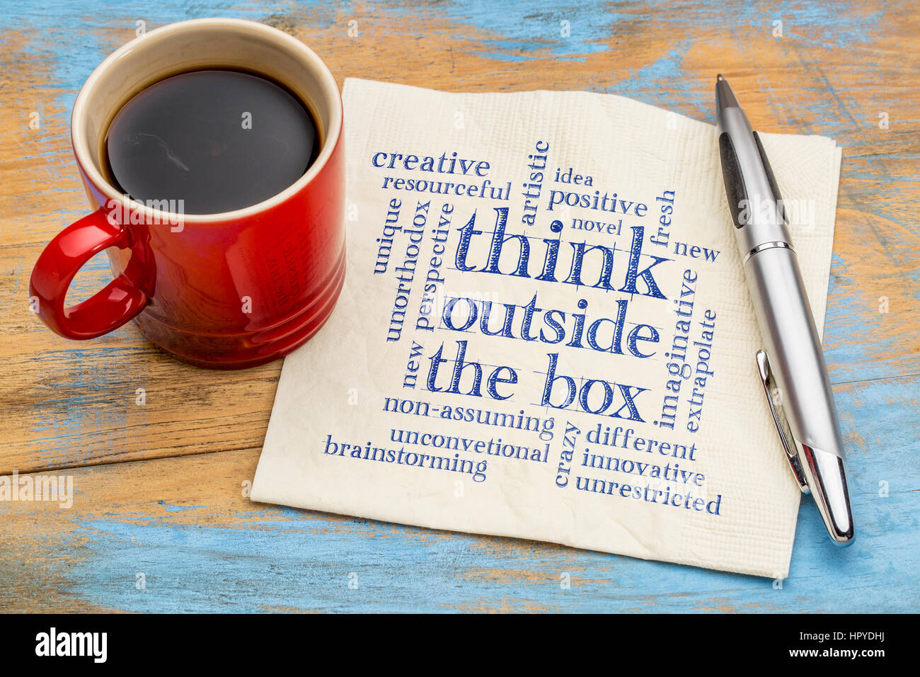 Denken Sie außerhalb der Box Wortwolke - Handschrift auf einer Serviette mit einer Tasse Kaffee Stockfoto