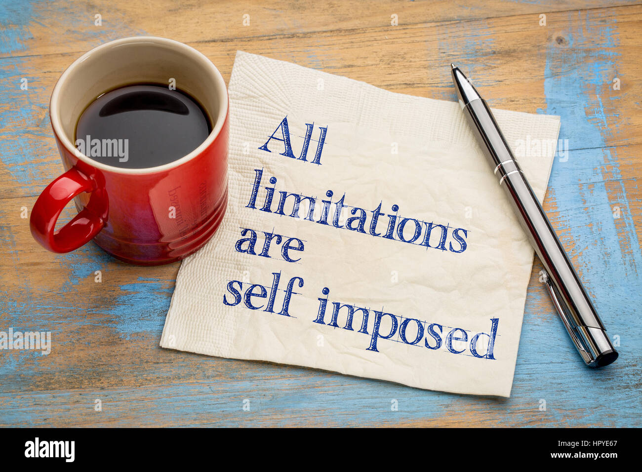 alle Begrenzungen sind selbst auferlegte - inspirierende Aussage auf einer Serviette mit einer Tasse Kaffee Stockfoto