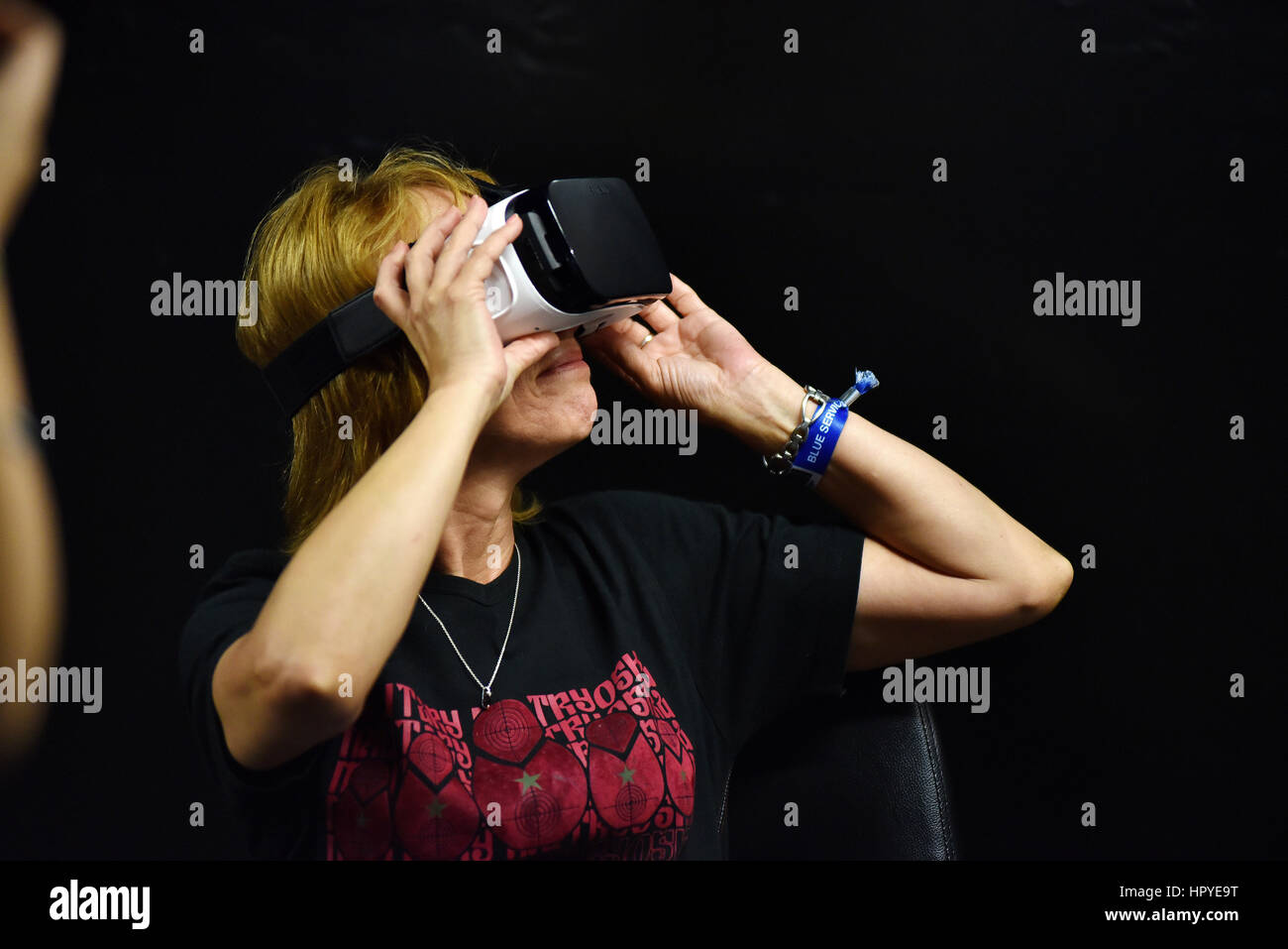 CLUJ-NAPOCA, Rumänien - 6. August 2016: Frau versucht virtual-Reality-Samsung Gear VR Kopfhörer und Hand Kontrollen während der virtual-Reality-Exposition am Stockfoto